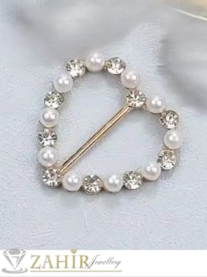 Луксозна метална катарама - сърце, подходяща за шал или дреха с бели кристали и перли на златиста основа, размер 4 см - B1502